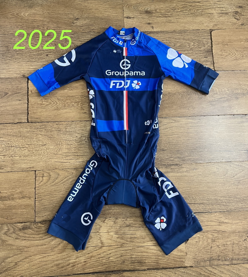 بدلة جلدية مقطوعة بالليزر 2026 - مراجعة Cycling Gear Logo وسعره